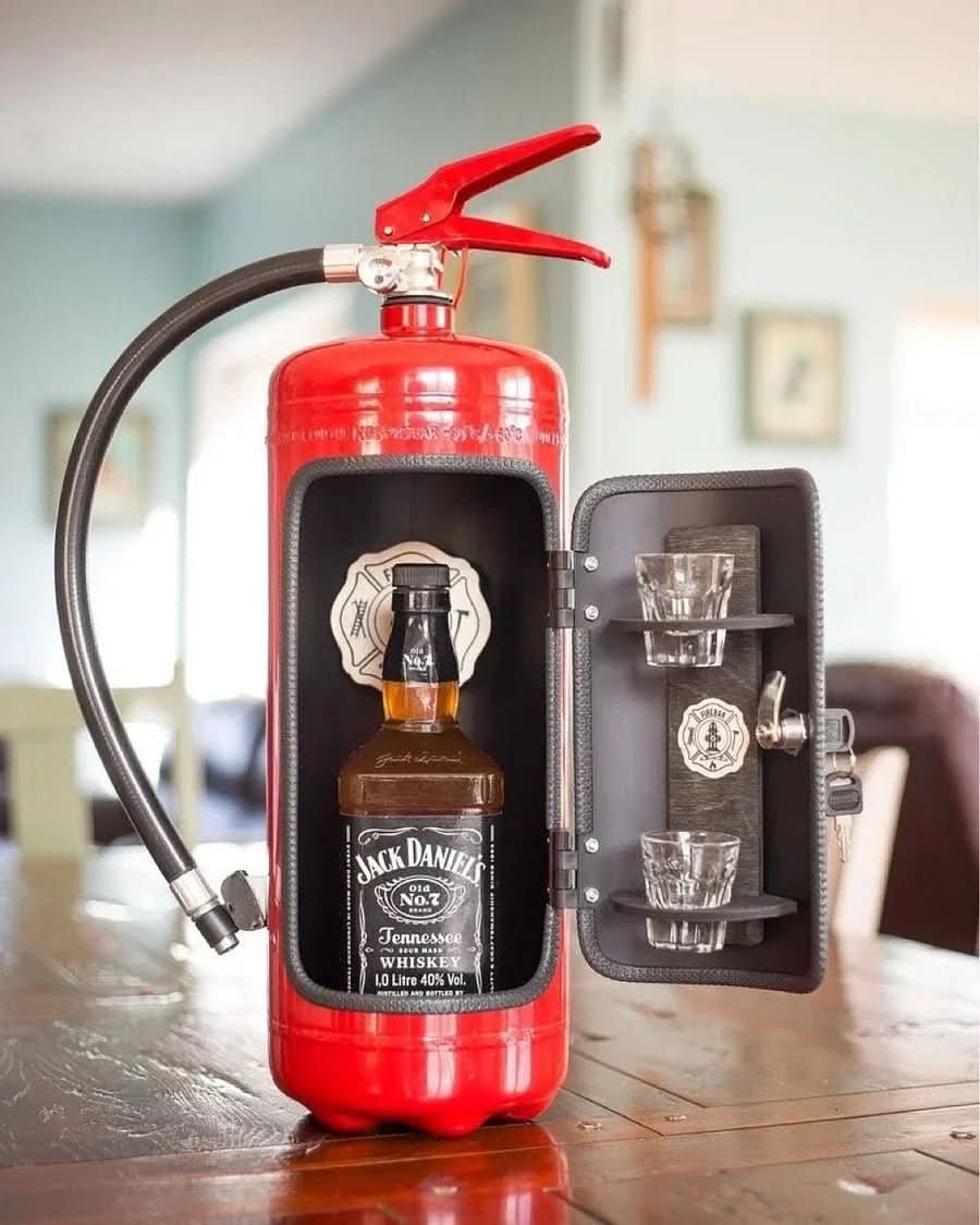 Hidden FireBar – Versteckte Mini-Bar im Feuerlöscher-Design für stilvolle Getränkeaufbewahrung