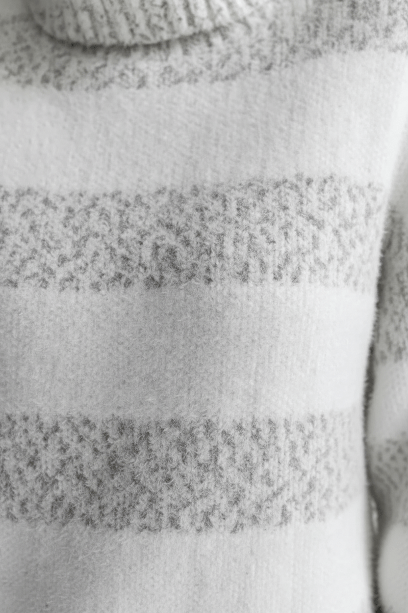 Damen Plüsch Strickpullover mit geripptem Rollkragen und gestreifter Textur